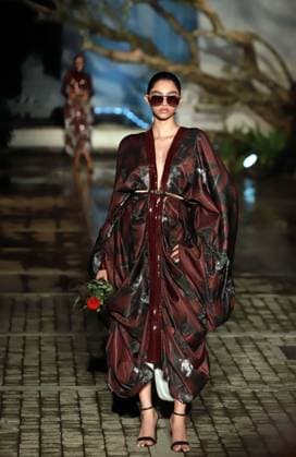 (231130) -- COLOMBO, Nov. 30, 2023 -- A model presents a creation at the Colombo Fashion Week, in Colombo, Sri Lanka, Nov. 29, 2023. (Photo by Xinhua) SRI LANKA-COLOMBO-FASHION WEEK AjithxPerera