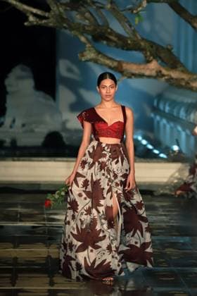 (231130) -- COLOMBO, Nov. 30, 2023 -- A model presents a creation at the Colombo Fashion Week, in Colombo, Sri Lanka, Nov. 29, 2023. (Photo by Xinhua) SRI LANKA-COLOMBO-FASHION WEEK AjithxPerera