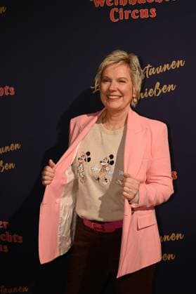 Moderatorin Birgit Biggi Lechtermann kommt zur Premiere des 8. Kölner Weihnachtscircus
