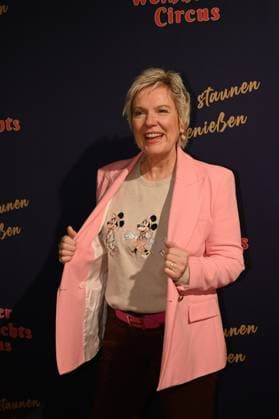 Moderatorin Birgit Biggi Lechtermann kommt zur Premiere des 8. Kölner Weihnachtscircus