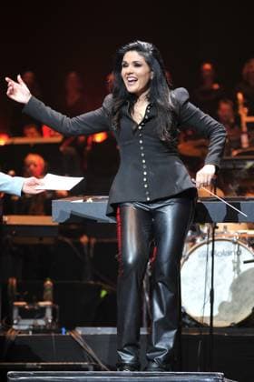Night of the Proms 2023. Dirigentin Alexandra Arrieche während eines Auftrittes im Rahmen der Night of the Proms 2023 am 01.12.2023 in der SAP-Arena Mannheim. 20231201MWI113044