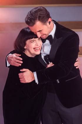 Das Adventsfest der 100.000 Lichter Moderator Florian Silbereisen umarmt Mireille Mathieu bei der ARD-Show Das Adventsfest der 100.000 Lichter. Suhl Thüringen DEUTSCHLAND