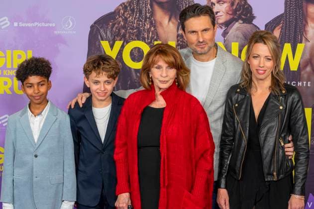 Romeo Guy Da Silva, David Verhoeven, Senta Berger, und Simon Verhoeven mit Ehefrau Nina-Anais Nun bei der Weltpremiere des Kinofilms Girl You Know It s True im Mathäser Filmpalast. München, 04.12.2023