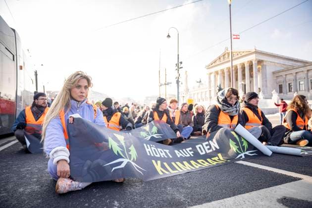 Bilder des Jahres 2023, News 12 Dezember News Themen der Woche KW49 News Bilder des Tages Wien, Österreich. 8. Dezember 2023. Klimaaktivisten der Gruppe Letzte Generation Österreich kleben sich bei einer öffentlich Angekündigten Aktion vor dem österreichischen Parlament fest. Bild zeigt links die deutsche Klimaaktivistin Anja Windl. Vienna