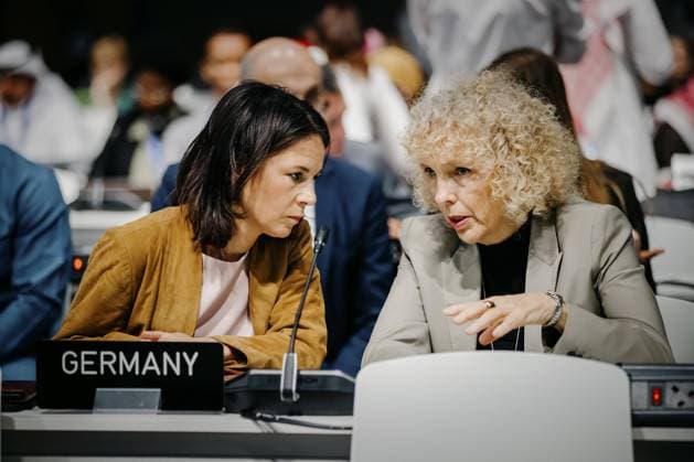 Bilder des Jahres 2023, News 12 Dezember News Themen der Woche KW49 News Bilder des Tages Annalena Baerbock (Buendnis 90 Die Gruenen), Bundesaussenministerin, Jennifer Lee Morgan, Staatssekretaerin und Sonderbeauftragte fuer internationale Klimapolitik im Auswaertigen Amt, aufgenommen im Plenum der COP28 in Dubai, 08.12.2023. Dubai Vereinigte Arabische Emirate Copyright: xSebastianxRaux