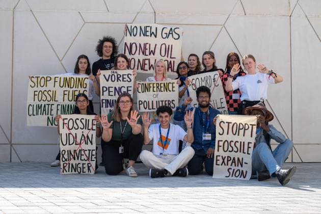 Bilder des Jahres 2023, News 12 Dezember News Themen der Woche KW49 News Bilder des Tages COP28 Vereinigtes Arabisches Emirat, Dubai am 09.12.2023: Klimaaktivisten aus Europa protestieren auf dem COP28 Gelände mit Schildern wie No New Gas, No NEW IOL, No New Coal und Conference of Polluters .