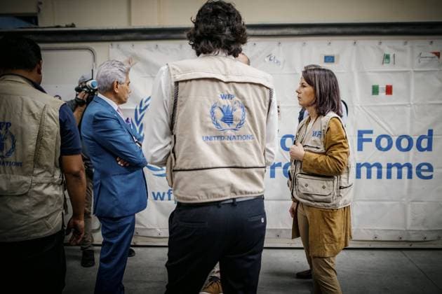 Bilder des Jahres 2023, News 12 Dezember News Themen der Woche KW49 News Bilder des Tages Annalena Baerbock (Buendnis 90 Die Gruenen), Bundesaussenministerin, besucht ein Lager des UN World Food Programme in Dubai im Rahmen des COP28 besuchs in Dubai, 10.12.2023. Dubai Vereinigte Arabische Emirate Copyright: xSebastianxRaux