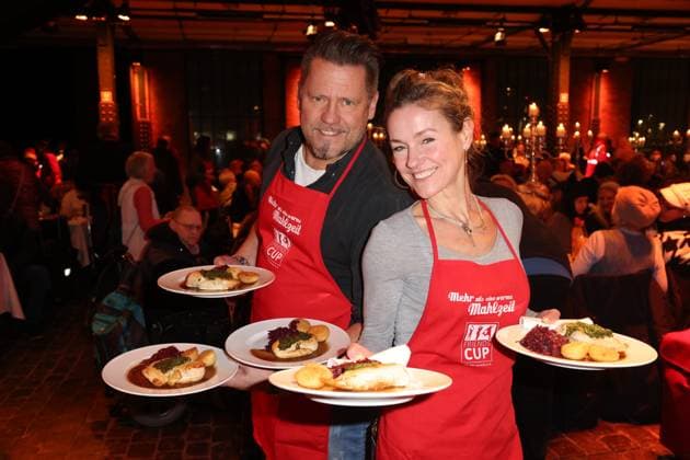Bilder des Jahres 2023, Entertainment 12 Dezember Entertainment Themen der Woche KW50 Entertainment Bilder des Tages Koch Mike Süsser und Schauspielerin Rhea Harder helfen ehrenamtlich mit, Mehr als eine warme Mahlzeit, Charity-Veranstaltung in der Fischauktionshalle Hamburg für Bedürftige und Obdachlose HamburgerInnen, Hamburg 12.12.2023