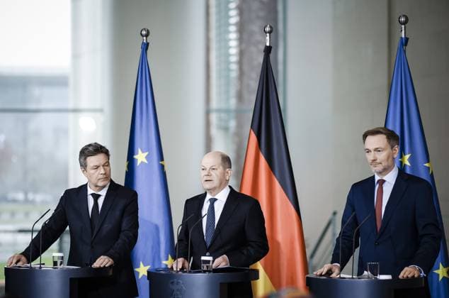 Bilder des Jahres 2023, News 12 Dezember News Themen der Woche KW50 News Bilder des Tages Robert Habeck (Buendnis 90 Die Gruenen), Bundesminister fuer Wirtschaft und Klimaschutz und Vizekanzler, Olaf Scholz (SPD), Bundeskanzler und Christian Lindner (FDP), Bundesminister der Finanzen, aufgenommen im Rahmen einer Pressekonferenz nach der Einigung ueber den Bundeshaushalt 2024 in Berlin, 13.12.2023. Berlin Deutschland Copyright: xFlorianxGaertnerx