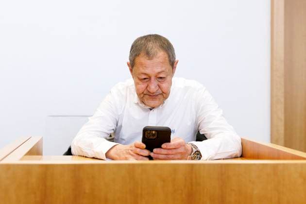 Bilder des Jahres 2023, Entertainment 12 Dezember Entertainment Themen der Woche KW50 Schriftsteller Akif Pirincci vor dem Amtsgericht Bonn. Der Autor von Katzen-Krimis wie Felidae muss sich wegen angeblicher Volksverhetzung verantworten. Hintergrund ist ein auf seinem Internetblog (der kleine akif) veröffentlichter Text, in dem er sich strafrechtlich relevant gegenüber Zuwanderern geäußert haben soll. Bonn, 13.12.2023 NRW Deutschland Copyright: xChristophxHardtx