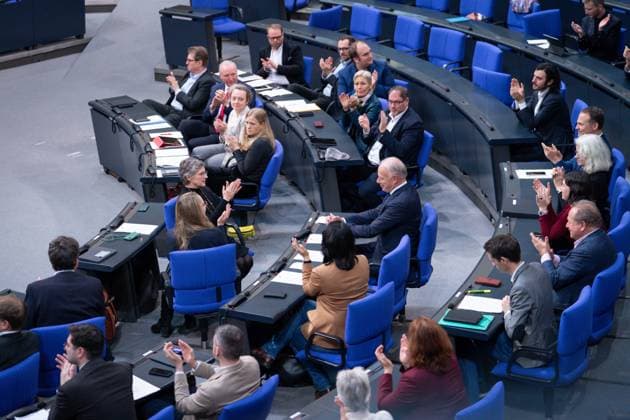 News Bilder des Tages Deutscher Bundestag, 144. Plenarsitzung Grosser Beifall fuer Juergen Trittin (Gruene) nach seiner letzten Rede im Deutschen Bundestag zum Tagesordnungspunkt Halbzeit der Wahlperiode bei der 144. Sitzung des Deutschen Bundestag in Berlin, 14.12.2023 Berlin Berlin Deutschland