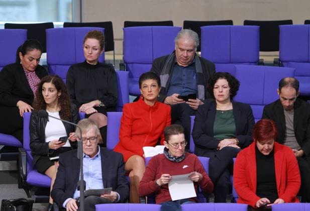Bilder des Jahres 2023, News 12 Dezember News Themen der Woche KW50 News Bilder des Tages Berlin, Deutschland, 15.12.2023: Sitzungswoche im Deutschen Bundestag, 145. Sitzung: Abgeordnete der früheren Linksfraktion sitzen zusammen im Bundestag, darunter in der Mitte (in Rot) Sahra Wagenknecht, rechts daneben ihre Mitstreiterin Amira Mohamed Ali, beide sind aus der Linkspartei ausgetreten und haben eine Gruppe gegründet; in der Reihe davor ihre Gegenspieler: Ganz Links: Dietmar Bartsch, Linke, rechts daneben Petra Sitte Copyright: xdtsxNachrichtenagenturx dts_28183
