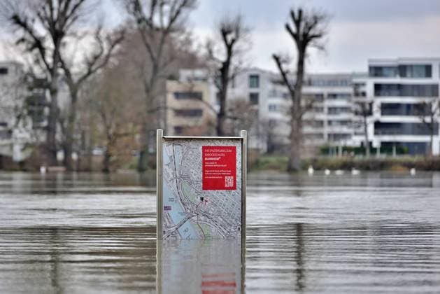 Bilder des Jahres 2023, News 12 Dezember News Themen der Woche KW50 News Bilder des Tages 15.12.2023 Hochwasser Hochwasser in Mannheim. Das Ufer des Rhein ist überschwemmt. Mülleimer, Bänke und Schilder stehen im Wasser. Der höchste Stand des Pegels wird hier am Freitag gegen 16 Uhr erwartet. Mannheim Rheinufer Baden Württemberg Deutschland