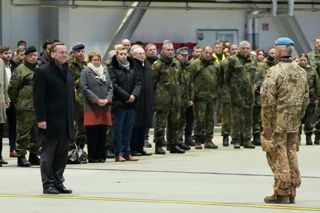 Bilder des Jahres 2023, News 12 Dezember News Themen der Woche KW50 News Bilder des Tages Ankunft und Rueckkehr der Bundeswehr Soldatinnen und Soldaten aus Mali Verteidigungsminister Boris Pistorius gemeinsam mit Kommandeur Heiko Bohnsack bei der Ankunft und Rueckkehr von der MINUSMA Mission in Mali auf dem Fliegerhorst in Wunstorf, Wunstdorf, 15.12.2023 Wunstorf Niedersachsen Deutschland