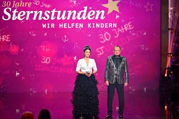 Bilder des Jahres 2023, Entertainment 12 Dezember Entertainment Themen der Woche KW50 Sandra Rieß und Volker Heißmann in der TV-Show 30 Jahre Sternstunden-Gala 2023 in der Frankenhalle. Nürnberg, 15.12.2023