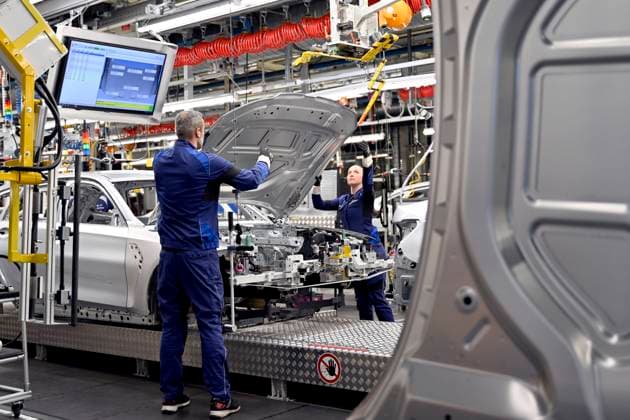 Autos und BMW-Mitarbeiter in der Fertigung beim Werksrundgang von Bundeskanzler Olaf Scholz (SPD) im BMW Group Werk München. (Themenbild, Symbolbild) München, 05.12.2023 Bayern Deutschland Copyright: xDwixAnoraganingrumx