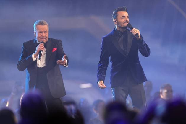 Bilder des Jahres 2023, Entertainment 12 Dezember Entertainment Themen der Woche KW50 Giovanni Zarrella präsentiert: 50 Jahre Roland Kaiser Roland Kaiser und Giovanni Zarrella anlässlich der Samstags-Show Giovanni Zarrella präsentiert: 50 Jahre Roland Kaiser. TV-Aufzeichnung vom 16.12.2023 in der Baden-Arena, Messe Offenburg-Ortenau. Baden-Württemberg, Deutschland. Ausstrahlung der Sendung am 24.02.2024 im ZDF.