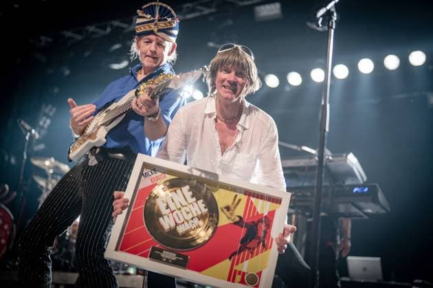 Bilder des Jahres 2023, Entertainment 12 Dezember Entertainment Themen der Woche KW50 Mickie Krause Clubtour Chrismas Dancing Tour 2023 Live mit Band Ruettmus in Hamburg Auftritt im Docks Mickie Krause bekommt eine Goldene Schallplatte für den Titel Eine Woche wach übergeben mit Texter Amaretto von Bali alias Klaus Schulze Welberg;Mickie Krause Clubtour Chrismas Dancing Tour 2023 Live mit Band Ruettmus in Hamburg Auftritt im Docks Mickie Krause bekommt eine Goldene Schallplatte für den Titel Eine Woche wach übergeben mit Texter Amaretto von Bali alias K,