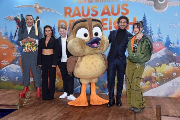 Bilder des Jahres 2023, Entertainment 12 Dezember Entertainment Themen der Woche KW50 Jorge Gonzalez, Nazan Eckes, Julius Weckauf, Elyas M Barek, Nina Chuba bei der Deutschlandpremiere von RAUS AUS DEM TEICH im Zoo Palast in Berlin am 17.12.2023