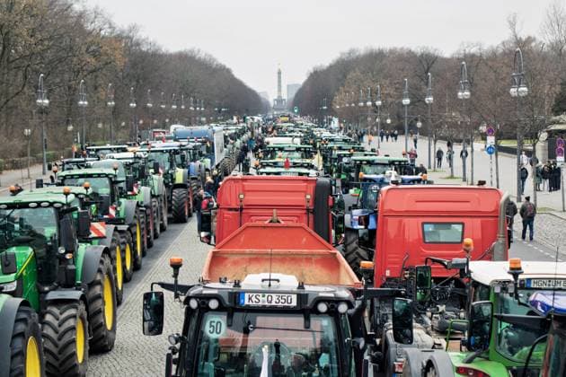 Bilder des Jahres 2023, News 12 Dezember News Themen der Woche KW51 18.12.2023,Berlin,Protest der Bauern, Unter dem Motto Zu viel ist zu viel findet eine Kundgebung am Brandenburger Tor statt.