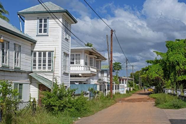 Alte weiße Kolonialhäuser aus Holz im alten Stadtzentrum von New Amsterdam, Region East Berbice Corentyne, Guyana, Südamerika Copyright: imageBROKER/alimdix/xArterrax/xMaricaxvanxderxMeer ibltsm09947821.jpg