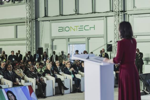 Annalena Baerbock (Buendnis 90 Die Gruenen), Bundesaussenministerin, aufgenommen im Rahmen der Einweihungszeremonie fuer die Produktionsstaette fuer mRNA-Impfstoffe der Firma Biontech in Kigali, 18.12.2023. Baerbock reist nach Ruanda fuer bilaterale Gespraeche sowie zur Eroeffnung der ersten Produktionsstaette fuer mRNA-Impfstoffe in Afrika. Kigali Ruanda Copyright: xFlorianxGaertnerx
