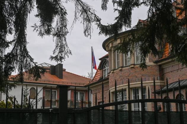 Leipzig - Russisches Generalkonsulat schließt bis Ende des Jahres: Konsularische Tätigkeiten bereits eingestellt 19.12.2023 gegen 10.30 Uhr Leipzig, Boris-Romantschenko-Straße Das russische Generalkonsulat in Leipzig wird bis zum Jahresende komplett schließen. Das berichtet die Sächsische Zeitung Sächsische.de. Bereits seit 1. November habe das Generalkonsulat seine Tätigkeiten eingestellt. Seit 20. November ist das Generalkonsulat, das für etwa 23.000 russische Staatsbürger in Mitteldeutschland zuständig war, für den Publikumsverkehr geschlossen. Russische Bürger müssen mit ihren Anliegen nun auf Bonn und Berlin umschwenken. Das deutsche Außenministerium der Bundesregierung hatte die Moskauer Vertretung im Mai zur Schließun Copyright: xEHLxMediax 231219_russisches-generalkonsulat-leipzig_18