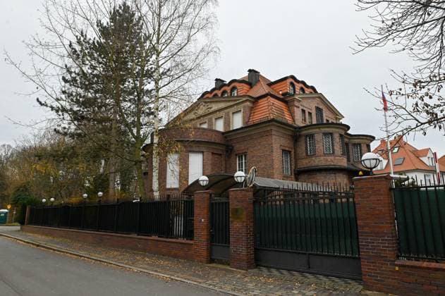 Leipzig - Russisches Generalkonsulat schließt bis Ende des Jahres: Konsularische Tätigkeiten bereits eingestellt 19.12.2023 gegen 10.30 Uhr Leipzig, Boris-Romantschenko-Straße Das russische Generalkonsulat in Leipzig wird bis zum Jahresende komplett schließen. Das berichtet die Sächsische Zeitung Sächsische.de. Bereits seit 1. November habe das Generalkonsulat seine Tätigkeiten eingestellt. Seit 20. November ist das Generalkonsulat, das für etwa 23.000 russische Staatsbürger in Mitteldeutschland zuständig war, für den Publikumsverkehr geschlossen. Russische Bürger müssen mit ihren Anliegen nun auf Bonn und Berlin umschwenken. Das deutsche Außenministerium der Bundesregierung hatte die Moskauer Vertretung im Mai zur Schließun Copyright: xEHLxMediax 231219_russisches-generalkonsulat-leipzig_9