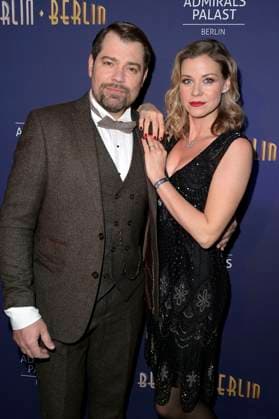 Bilder des Jahres 2023, Entertainment 12 Dezember Entertainment Themen der Woche KW51 Entertainment Bilder des Tages Daniel Fehlow und Jessica Ginkel bei der Revue Berlin Berlin - Die große Show der Goldenen 20er Jahre im Admiralspalast. Berlin, 21.12.2023