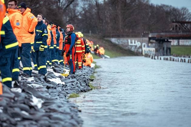 Bilder des Jahres 2023, News 12 Dezember News Themen der Woche KW51 News Bilder des Tages Oberhausen GER Deichsicherung Sturmtief Zoltan, Ruhrdeich Oberhausen, 23.12.2023 Auf der gesamten Flaeche werden tausende Sandsaecke aufbebracht, GER Deichsicherung Sturmtief Zoltan, Ruhrdeich Oberhausen, 23.12.2023 Copyright: xEibner-Pressefoto FabianxFriesex EP_FFE