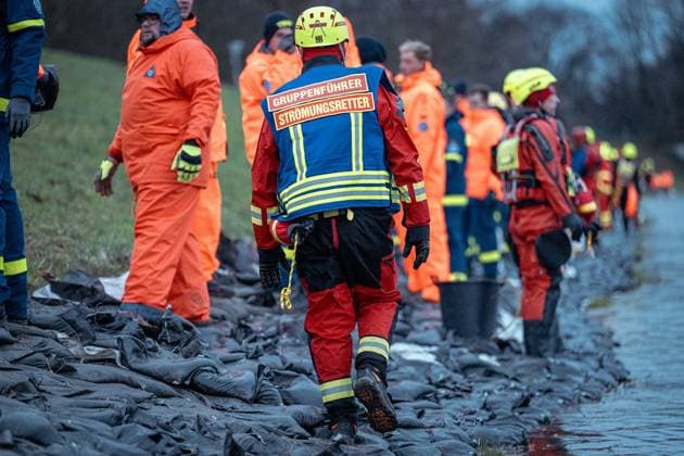 Oberhausen GER Deichsicherung Sturmtief Zoltan, Ruhrdeich Oberhausen, 23.12.2023 DLRG Einsatzkraefte sichern die Kollegen von Feuerwehr und THW bei ihrer Arbeit ab, GER Deichsicherung Sturmtief Zoltan, Ruhrdeich Oberhausen, 23.12.2023 Copyright: xEibner-Pressefoto FabianxFriesex EP_FFE