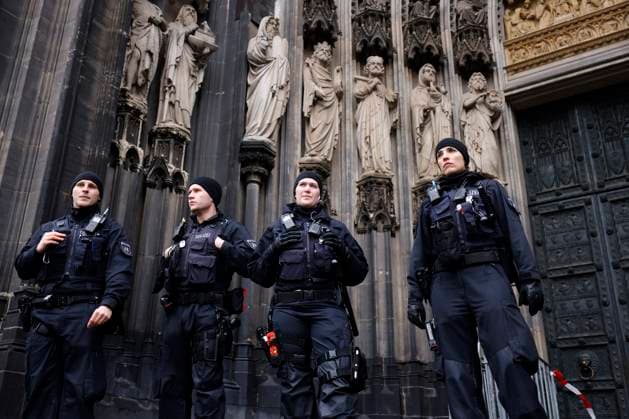 Bilder des Jahres 2023, News 12 Dezember News Themen der Woche KW51 News Bilder des Tages Terroralarm zu Weihnachten: Rund um den Kölner Dom sind Polizisten in Stellung gegangen. Zuvor ging eine Terrorwarnung ein: Eine islamistische Terrorzelle des afghanischen ISIS-Ablegers ISPK habe über den Jahreswechsel u.a. in Köln Anschläge geplant. Zwei Personen sollen in Deutschland und Wien festgenommen worden sein. Nachdem in der Nacht unter anderem Sprengstoff-Spürhunde im Dom eingesetzt wurden, kontrolliert die Polizei nun alle Gottesdienstbesucher. (Themenbild, Symbolbild) Köln, 24.12.2023 NRW Deutschland Copyright: xChristophxHardtx