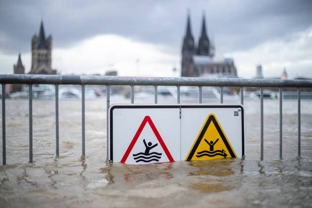 Bilder des Jahres 2023, News 12 Dezember News Themen der Woche KW52 News Bilder des Tages Hochwasser in Köln die Absperrung, auf der hängt ein Schild, auf dem steht Hochwasser Lebensgefahr , Danger, keep out when flooded , auf dem Hintergrund sehen wir Kölner Dom Hochwasser in Köln, Symbolbild, 26.12.2023. Koeln NRW Deutschland Copyright: xBEAUTIFULxSPORTS Buriakovx