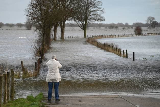 Bilder des Jahres 2023, News 12 Dezember News Themen der Woche KW52 News Bilder des Tages Hochwasser am Niederrhein Hochwasser in Deutschland - Foto in Emmerich am Rhein Nach langem Dauerregen am Niederrhein, Kleve Nordrhein Westfalen Germany