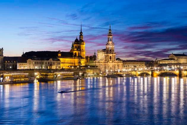Bilder des Jahres 2023, News 12 Dezember News Themen der Woche KW52 News Bilder des Tages Hochwasser in Dresden Durch die starken Niederschläge in Form von Schnee und Regen ist in Dresden die Alarmstufe 3 an der Elbe ausgerufen worden. Der Höchststand wird am 29.12.2023 mit 6,37 Meter erwartet. Das Terrassenufer wurde wegen Überflutung gesperrt und die ersten Flutschutzbarrieren wurden installiert. Dresden Sachsen Deutschland