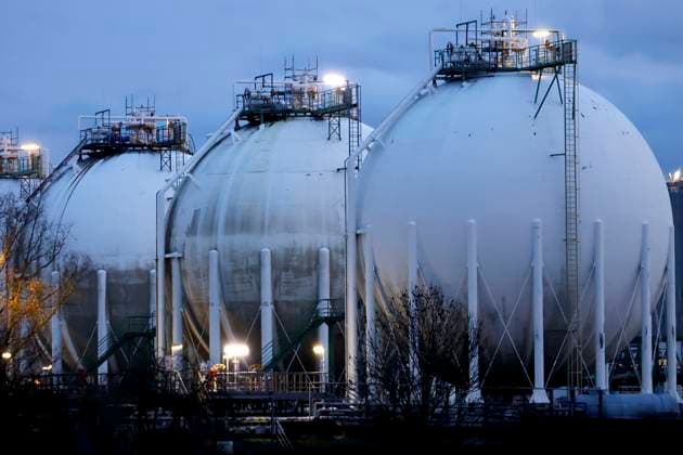 Gasspeicher mit ihrer typischen runden Form stehen in Industrieanlagen in Köln Godorf. Die Umgebung ist geprägt von Stromleitungen, Eisenbahnschienen, Autobahn und Lastschiffen auf dem Rhein.. Unternehmen aus allen Branchen klagen über hohe Strompreise. Verschärft hat sich das seit dem Ukraine-Krieg und der darauf folgenden Energiepreiskrise. (Themenbild, Symbolbild). Köln, 28.12.2023 NRW Deutschland Copyright: xChristophxHardtx