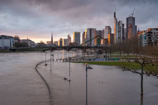 Bilder des Jahres 2023, News 12 Dezember News Themen der Woche KW52 News Bilder des Tages Hochwasser in Frankfurt am Main Nach dauerhaften Niederschlägen ist der Main im Osthafengebiet von Frankfurt über die Ufer getreten und hat im Bereich der Weseler Werft für Hochwasser gesorgt. Frankfurt am Main Mainufer Hessen Deutschland