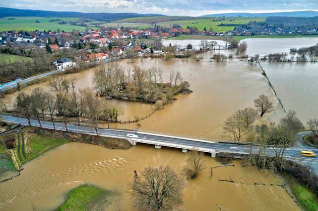 Bilder des Jahres 2023, News 12 Dezember News Themen der Woche KW52 News Bilder des Tages Hochwasser und Überschwemmungen der Leine ibei Burgstemmen nach tagelangen starken Regenfällen - B1 in Burgstemmen Niedersachsen Deutschland am 30.12.23