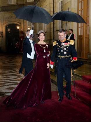 Bilder des Jahres 2024, Entertainment 01 Januar Entertainment Themen der Woche KW01 Denmark s future king and queen, Crown Prince Frederik and Crown Princess Mary arrives for the New Year s banquet at Amalienborg Castle, Copenhagen, Monday January 1, 2024. Queen Margrethe made most people amazed New Year s evening when, in what was to be her last New Year s speech, she announced that she was abdicating. , Copenhagen Denmark Copyright: KeldxNavntoft KeldxNavntoftx spdk20240101-202056-L