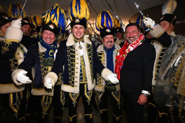 Bilder des Jahres 2024, Entertainment 01 Januar Entertainment Themen der Woche KW01 Entertainment Bilder des Tages Kölner Karneval Dreigestirn für die Karnevalsession 2023 2024. l-r : Jungfrau Frieda (Friedrich Klupsch), Prinz Karneval Sascha I. (Sascha Klupsch) und der Bauer Werner (Werner Klupsch) beim Einzug in ihre Hofburg, dem Dorint Hotel am Heumarkt und bekommen den Schlüssel