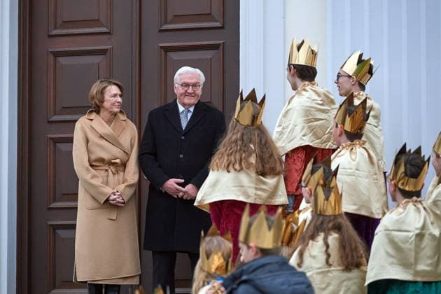 Bilder des Jahres 2024, Entertainment 01 Januar Entertainment Themen der Woche KW01 Entertainment Bilder des Tages News Bilder des Tages Zum Dreikoenigstag am 06.01.2024 empfaengt Bundespraesident Frank-Walter Steinmeier (2-l) mit seiner Frau Elke Buedenbender im Berliner Schloss Bellevue 20 Sternsinger aus dem Bistum Limburg (Foto). Die als Heilige Drei Koenige verkleideten neun Maedchen und elf Jungen kamen aus der Pfarrei St. Johannes Nepomuk in Hadamar bei Limburg. Sie ueberbrachten dem Staatsoberhaupt zu Jahresbeginn den traditionellen Segen Christus mansionem benedicat (Christus segne dieses Haus). (Siehe epd-Meldung vom 06.01.2024) EDITORIAL USE ONLY