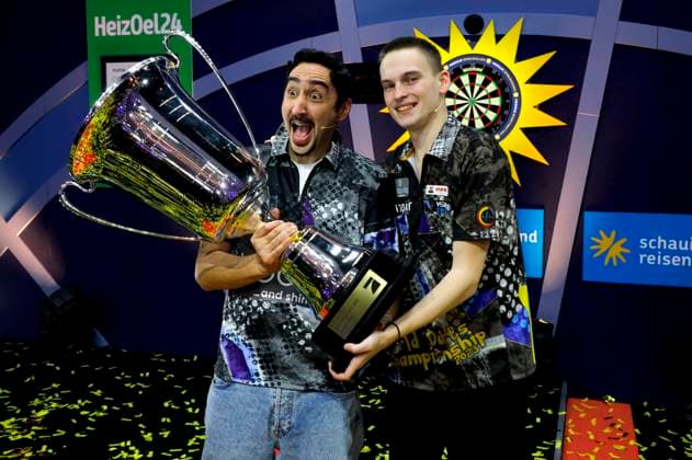 Bilder des Jahres 2024, Entertainment 01 Januar Entertainment Themen der Woche KW01 Eko Fresh und Ricardo Pikachu Pietreczko bei der Promi-Darts-WM 2024 im Maritim Hotel. Düsseldorf, 06.01.2024