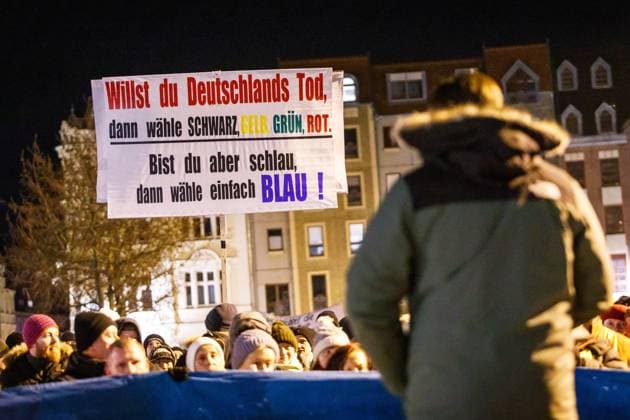 Zukunft Heimat Demonstration in Cottbus DEU Deutschland Brandenburg Cottbus, 08.01.2024, Demo von Zukunft Heimat in Cottbus. Jean-Pascal Hohm, Kreisvorsitzender der AFD Cottbus und Anmelder der Demonstration, spricht zu den Teilnehmern der Demo. Unter dem Motto Die Ampel muss weg hatte der Verein Zukunft Heimat zu einer Kundgebung auf dem Cottbuser Altmarkt mit anschliessendem Demonstrationszug durch die Stadt Cottbus aufgerufen. Der Verein wird als rechtsextremistisch eingestuft und vom Verfassungsschutz beobachtet.