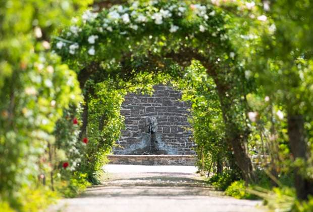 Wasserspeier Bär am Ende eines Lustwandelgangs, Sofiero Palace & Gardens, Helsingborg, Provinz Skane län, Schweden, Europa Copyright: imageBROKER MartinaxKatz ibxcxb10022544.jpg