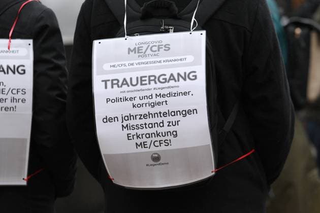Mit einem Trauerzug sowie einer anschließenden Demonstration im Liegen vor dem Rathaus Hamburg haben am Samstagmittag rund 100 Menschen auf das Leid von Menschen mit der chronischen Erkrankung ME CFS (Myalgische Enzephalomyelitis Chronisches Fatigue-Syndrom) hingewiesen. Sie fordern Versorgung, Aufklärung, Anerkennung. Organisiert wurde die Demonstration als Trauergang von der Initiative Liegend-Demo . Altstadt Hamburg