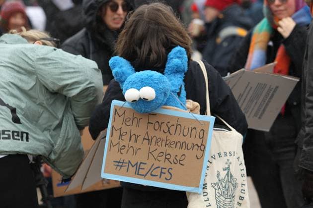Mit einem Trauerzug sowie einer anschließenden Demonstration im Liegen vor dem Rathaus Hamburg haben am Samstagmittag rund 100 Menschen auf das Leid von Menschen mit der chronischen Erkrankung ME CFS (Myalgische Enzephalomyelitis Chronisches Fatigue-Syndrom) hingewiesen. Sie fordern Versorgung, Aufklärung, Anerkennung. Organisiert wurde die Demonstration als Trauergang von der Initiative Liegend-Demo . Altstadt Hamburg