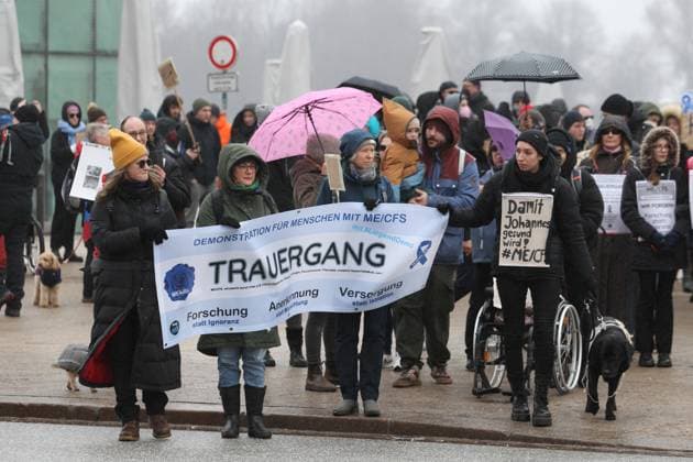 Mit einem Trauerzug sowie einer anschließenden Demonstration im Liegen vor dem Rathaus Hamburg haben am Samstagmittag rund 100 Menschen auf das Leid von Menschen mit der chronischen Erkrankung ME CFS (Myalgische Enzephalomyelitis Chronisches Fatigue-Syndrom) hingewiesen. Sie fordern Versorgung, Aufklärung, Anerkennung. Organisiert wurde die Demonstration als Trauergang von der Initiative Liegend-Demo . Altstadt Hamburg
