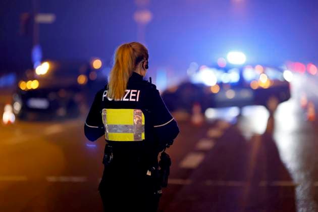 Polizistinnen der Kölner Polizei nehmen einen Unfall auf. Zwei Autos sind am frühen morgen an einer Ampel miteinander zusammengestoßen. Es kam zu einem Blechschaden. Gesplittertes Glas muss zusammengekehrt werden. (Themenbild, Symbolbild) Köln, 13.01.2024 NRW Deutschland Copyright: xChristophxHardtx
