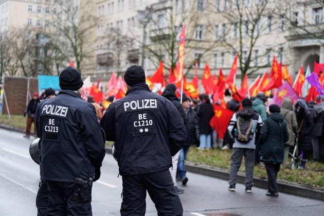 Bilder des Jahres 2024, News 01 Januar News Themen der Woche KW02 News Bilder des Tages Liebknecht-Luxemburg-Demonstration, Polizei Liebknecht-Luxemburg-Demonstration Berlin Berlin GER