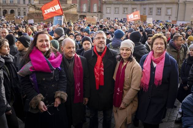 Bilder des Jahres 2024, News 01 Januar News Themen der Woche KW02 News Bilder des Tages Bundeskanzler Olaf Scholz, SPD, und Bundesaussenministerin Annalena Baerbock, Die Gruenen, besuchen auf dem Alten Markt in Potsdam die Kundgebung - Potsdam wehrt sich - eine Kundgebung des Buendnisses - Potsdam bekennt Farbe. Anlass ist die Berichterstattung ueber ein Treffen in Potsdam, bei dem AfD-Politiker und Unternehmer ueber einen Plan sprachen, wie man Migrantinnen und Migranten und deutsche Staatsbuergerinnen und Staatsbuerger mit migrantischem Hintergrund aus Deutschland vertreiben und deportieren kann. Potsdam, 14.01.2024 Potsdam Deutschland Copyright: xThomasxImox